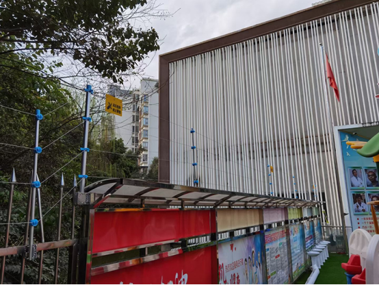 学校安装电子围栏的必要性，学生翻墙外出感染