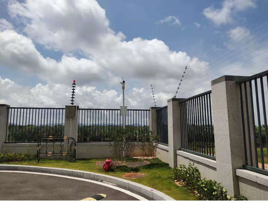 学校安装电子围栏的必要性，学生翻墙外出感染
