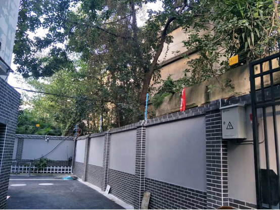 学校安装电子围栏的必要性，学生翻墙外出感染